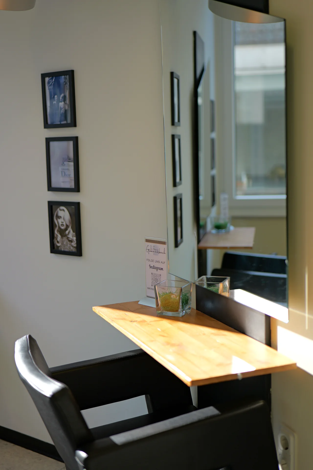Sonniger Arbeitsplatz im Salon