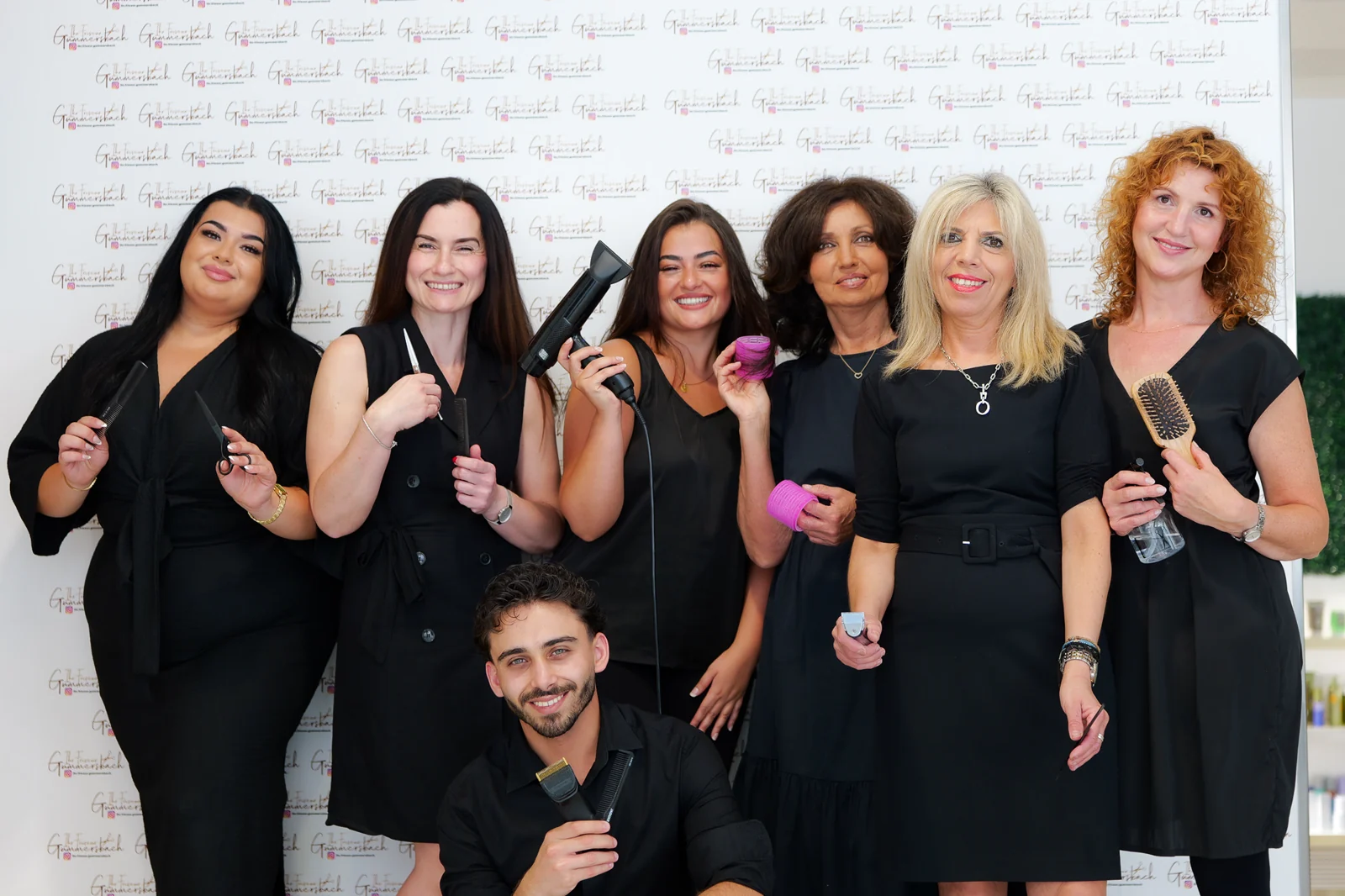 Teammitglieder von Ihr Friseur Gummersbach mit Friseurwerkzeug